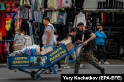 Трудовые мигранты на рынке в Москве, 29 июня 2021 года. Фото: Reuters
