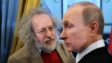 Алексей Венедиктов и Владимир Путин на церемонии премии в области медиа. Москва, январь 2012 года