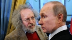 Алексей Венедиктов и Владимир Путин на церемонии премии в области медиа. Москва, январь 2012 года