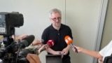 Ника Гварамия у здания СИЗО